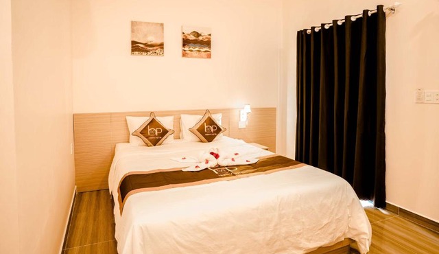 HAPPY HOTEL