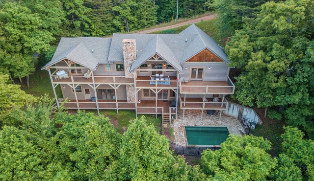 Heated pool & hot tub at huge mountain retreat