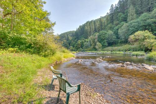 Historic Mapleton Cottage w/River Views & Hot Tub