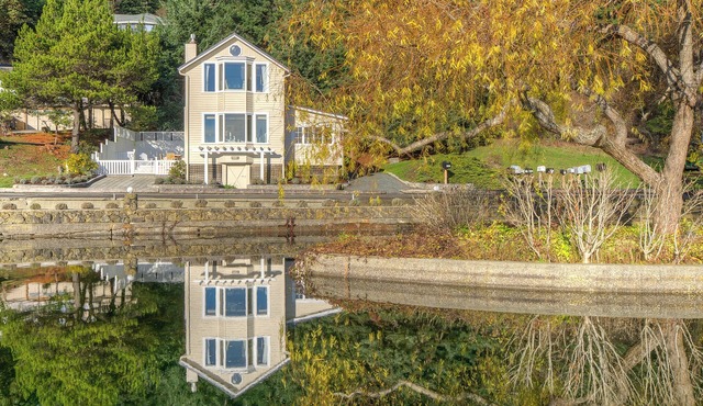 Historic Waterfront Home, Hot tub, Pets Welcome!
