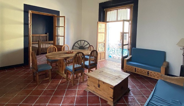 Hostal de 4 Habitaciones Sencillas con dos Baños en Planta Alta