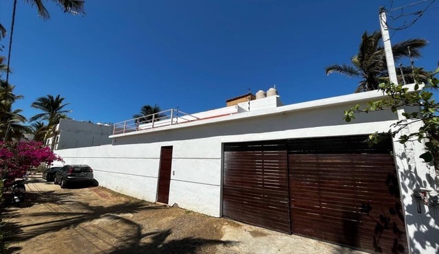 House on the beach near the bar at the foot of the slope (pool and pet friendly)