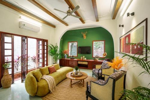 House of Comfort - 3 BR & 3 baths - 1' to Hoan Kiem Lake & Old Quarter