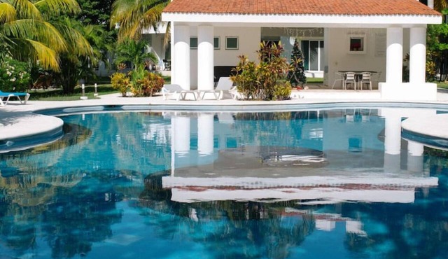House of the yellow bike/6 pax+REEF Beach Club