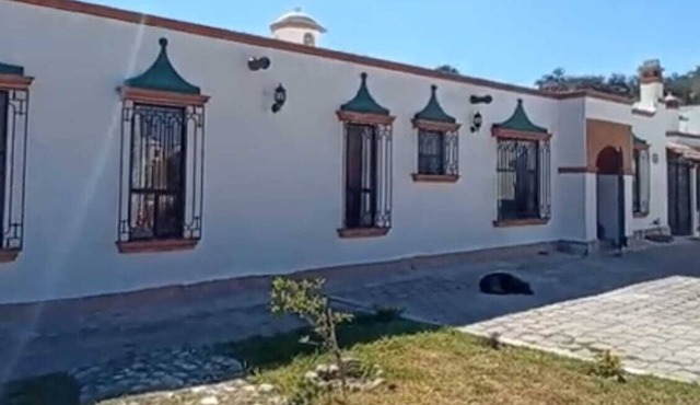 House with excellent Spanish colonial style spaces, stay and enjoy it!