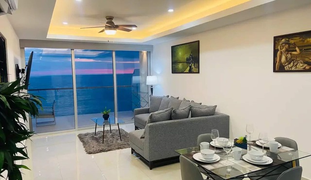 Impressive oceanview condo. Floor 15; pool, sauna & jacuzzi.