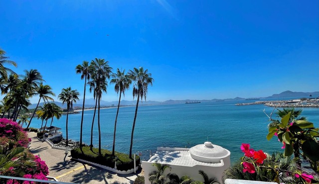 Incredible Ocean Front Condo w/Amazing Views at Condominios Playasol Las Hadas!