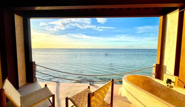 Incredible Suite Room with POOL VIEW & TUB/1 King Size