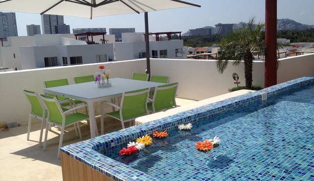 Jacuzzi privado en roof garden con asoleadero húmedo