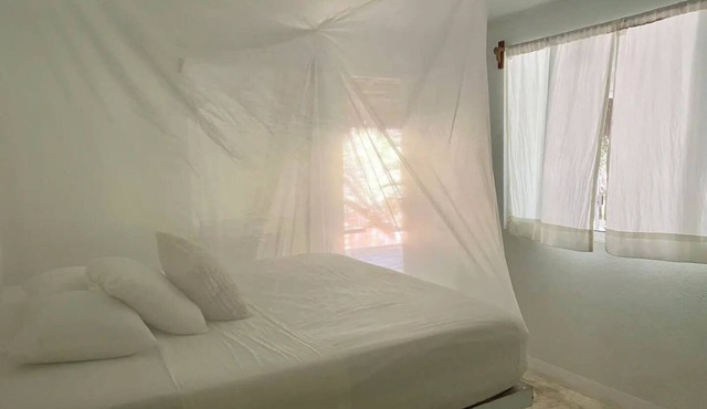 King room with Deck pool, in front of bay n beach!