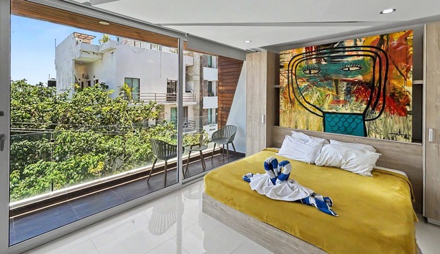 King-size w/balcony 5-min walking to beach & 5th