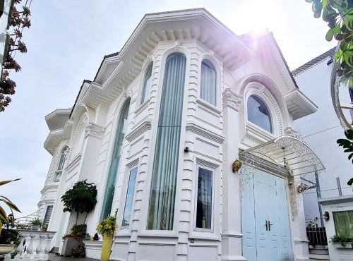 Lâu Đài Nhỏ Đà Lạt - Little Castle DaLat -4 rooms with kitchen and 9 people Royal Grill Mansion 408