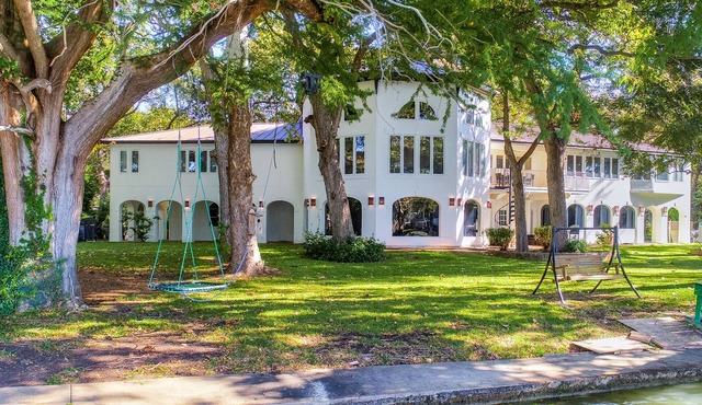 Lakefront on Lake McQueeney + Sleeps 22 - Viviane!