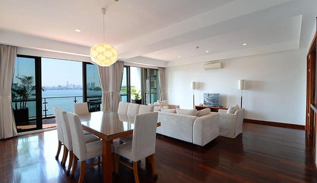 Lakefront Residence