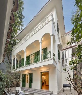 Light-Filled 4BR Villa Steps to West Lake