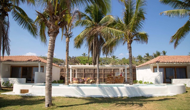 Live barefoot in our hotel in front of the sea with the best Mediterranean cuisine.