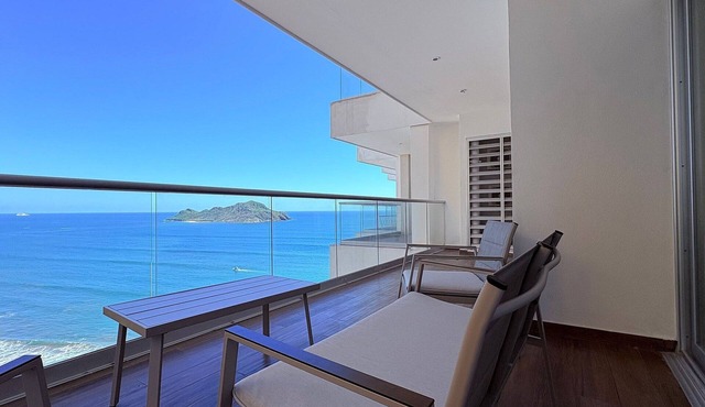 Live the luxury of the sea with rooftop amenities in Zona Dorada