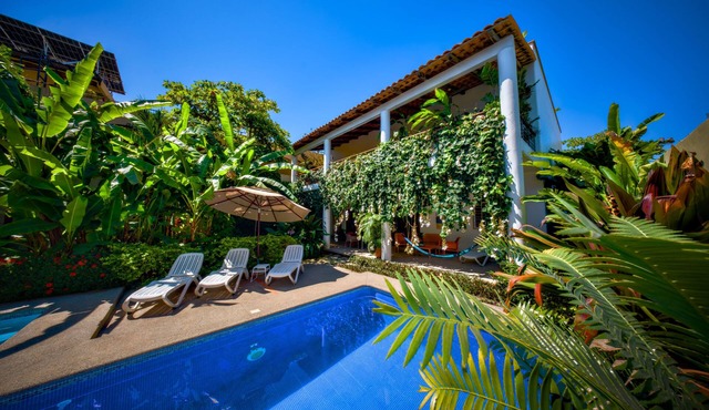 Los Gallos - Second Level Apartment