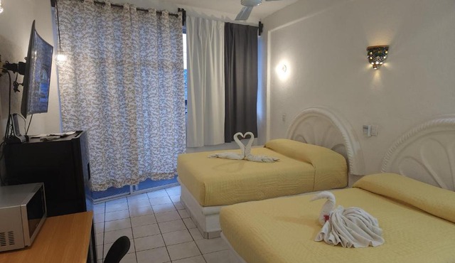 Lovely studio apartment with balcony AC & wi-fi, minutes from downtown!