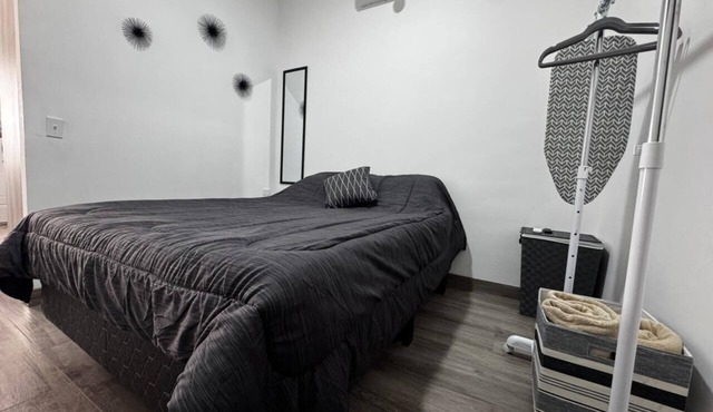 LUNA APARTMENT 8 min from the American Consulate and 10 min from the Mariposa Gate.