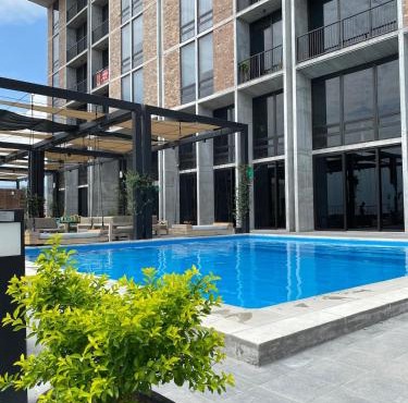 Lux 2 BR apartment, swimming pool, gym and free parking spot in downtown Monterrey
