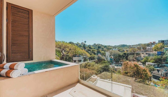 Luxe Condo Jungle Views- Rooftop Pools