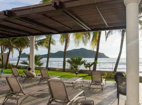 Luxe Oceanfront Condo in Golden Zone