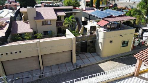 Luxurious 3 Bedroom in Ajijic-Sleeps 6-Private Gym-Pickleball Court-Golf Cart
