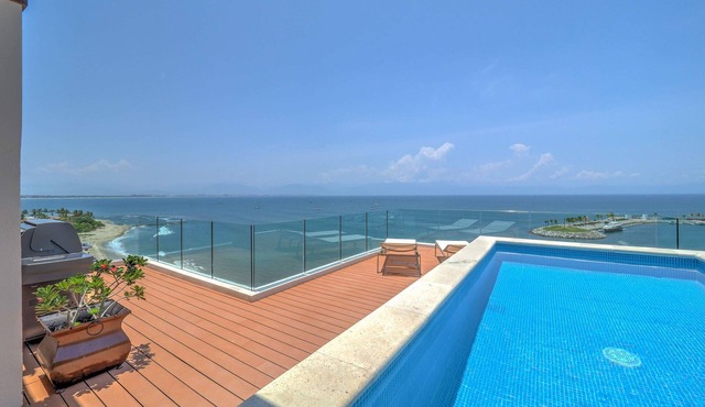 Luxurious beachfront penthouse! Panoramic views, white sand beach, private pool