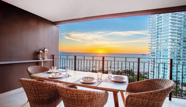 Luxurious, Beachfront 2bed/2 bath Condo with Designer Finishes