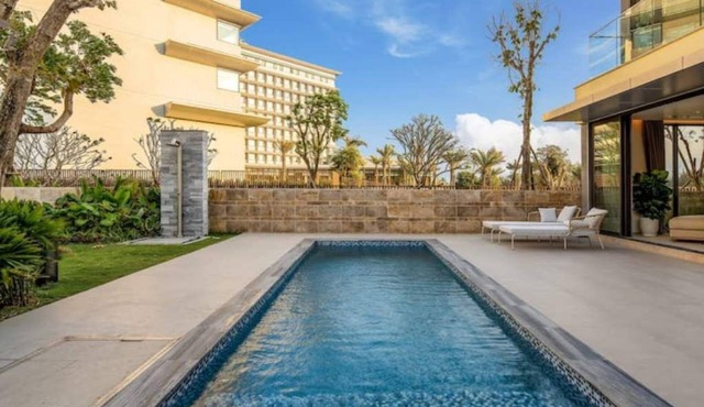 Luxurious beach Villa with pool & daily breakfast