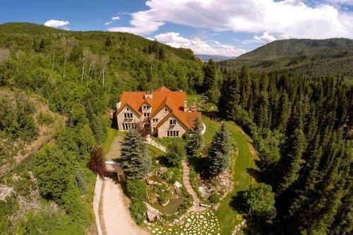 Luxurious Mountain Retreat with Pool Midway