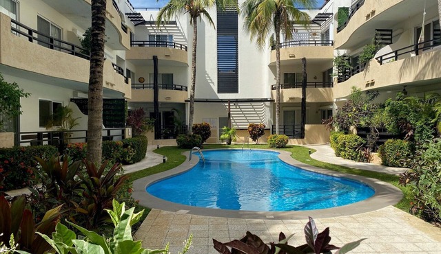 Luxurious Penthouse Stunning Rooftop Pool Amenities Close to Everything 3 BR/3BA