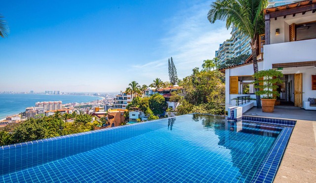 Luxurious Tropical Oasis w/2 Private Pools & Jacuzzi