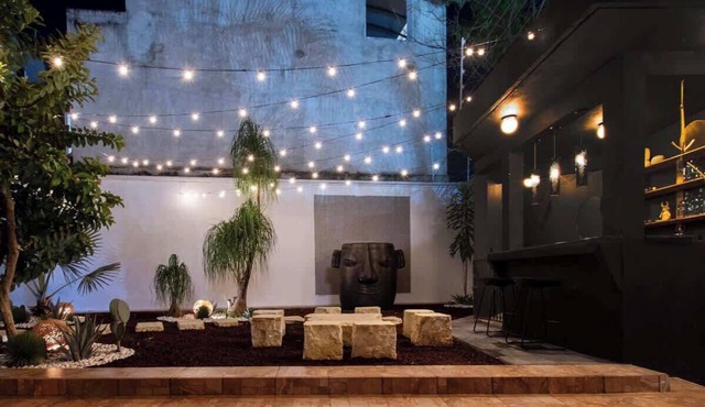 Luxurious Villa: 8 BR, A/C, Huge Garden &Wood Pool