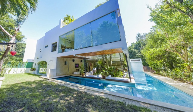 Luxurious Villa - 16 guests - 15 mins downtown and beach.