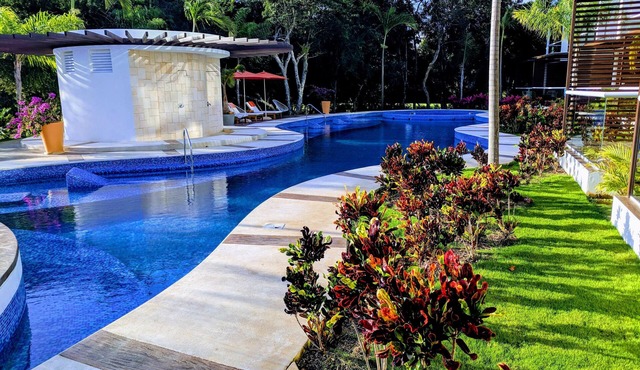 LUXURY 1 BEDROOM CONDO (Sleeps 4) 3rd floor POOL VEIW, 5 ⭐️ Bahia Principe/Golf