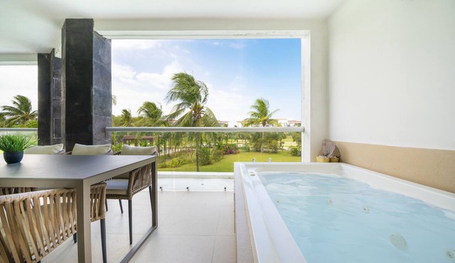 Luxury 2 BR Condo Jacuzzi & Pool - Mareazul