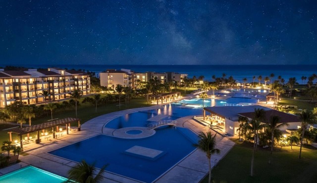 Luxury 3 BR Condo - Beachfront Complex Mareazul