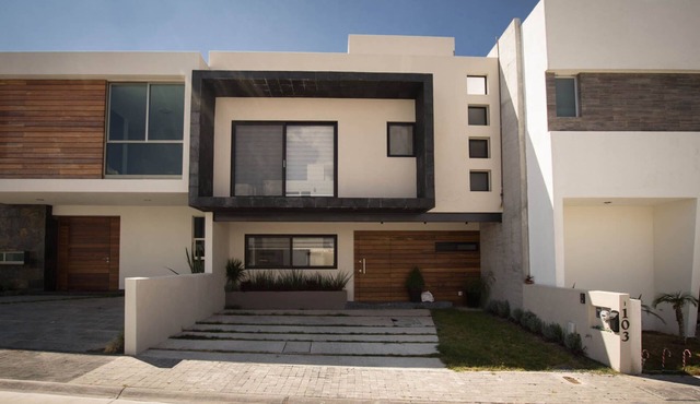 Luxury 4 Bedroom House with Canyon Views. Very close to Downtown Querétaro.