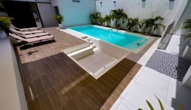 Luxury 4BR/9 Beds Home - 2 Blocks from the beach