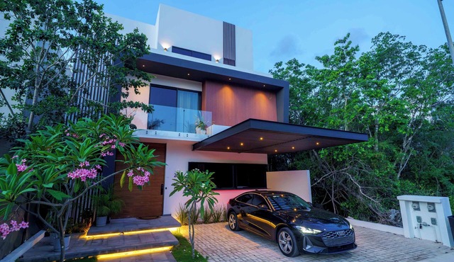 Luxury 5-Bedroom Villa in Cancun with AC, WiFi, Heated Pool and Movie Theater