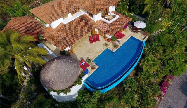 Luxury 5Br home in Punta del Burro. Enjoy daily breakfast and lunch in paradise!