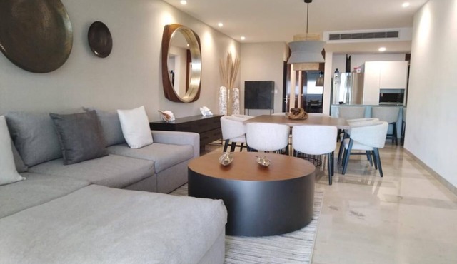 Luxury apartment w/private jacuzzi and ocean views