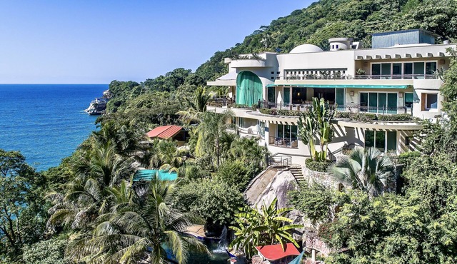 Luxury Beach Frontage Villa For Rent