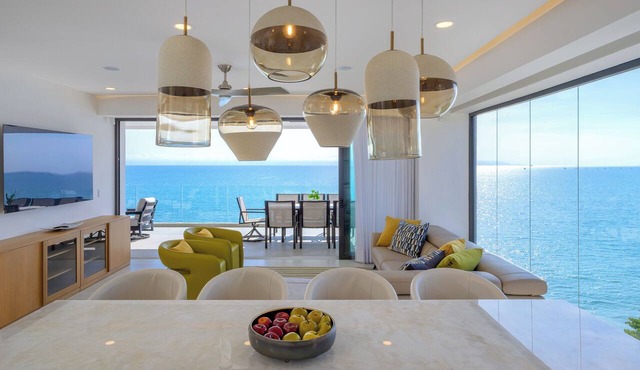 Luxury Beachfront 4BR/Panoramic Ocean View + Rooftop & beach pool + Gym + Spa