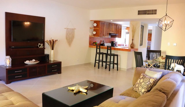 Luxury Condo Close to the beach,Tropical Setting,Garden Patio, Golf Club Nearby