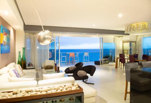 Luxury Condo Peninsula