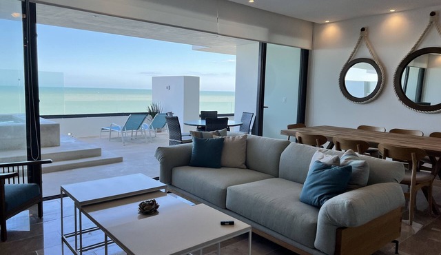 Luxury condo w/private jacuzzi and flamingo views