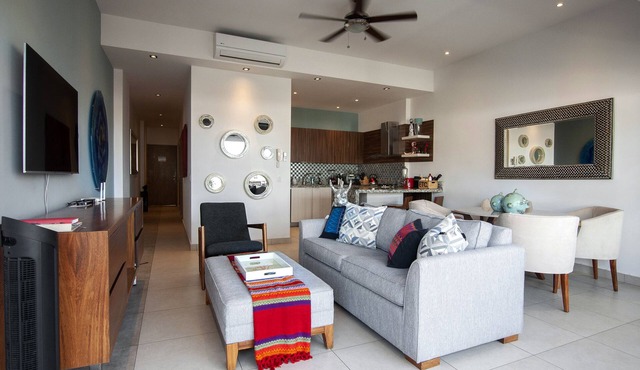 LUXURY CONDOMINIUM THREE BLOCKS FROM THE BEACH.